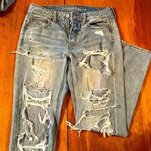 American Eagle 'TomGirl' Light Wash Distressed Denim Ripped Jeans - Size 0